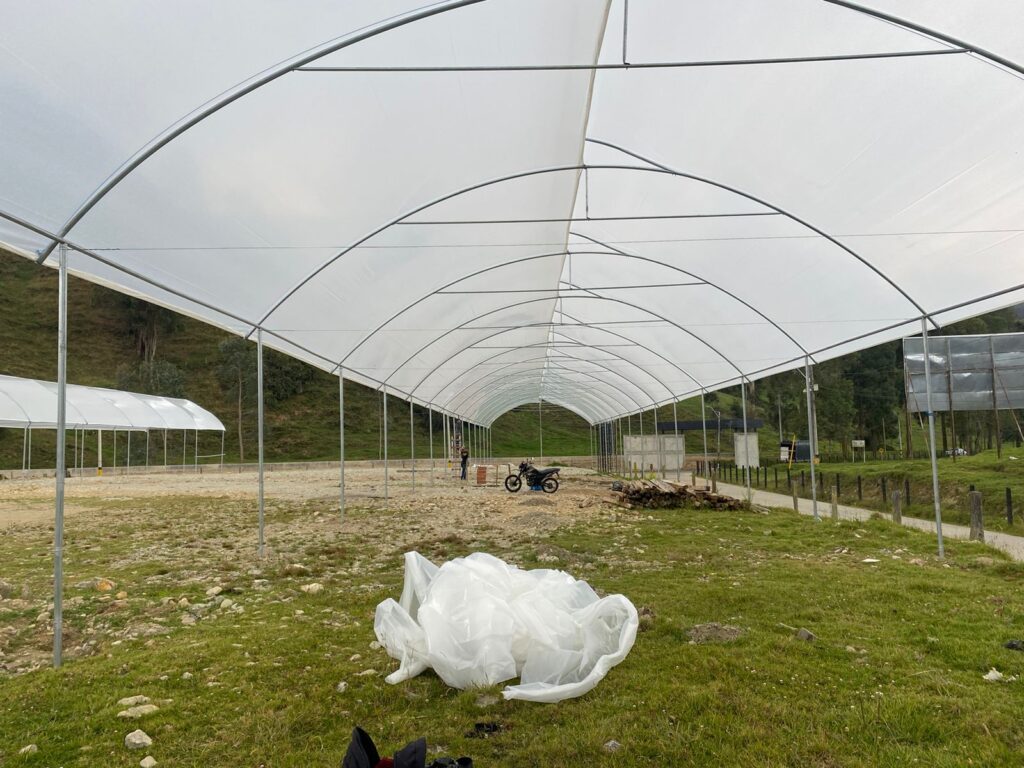 Montaje de Invernaderos fabricados en metal